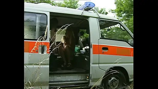 Üvey baba üvey kızını arabada büyük yarağıyla sikiyor