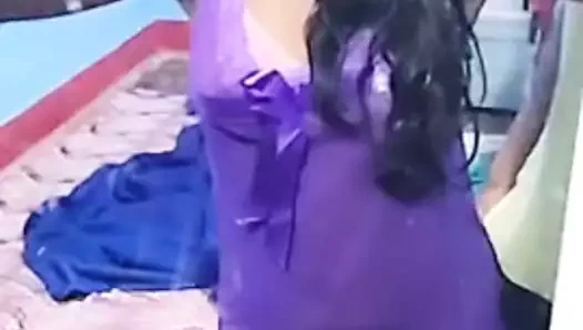 Yeni evli dalaal karısını tangoda gösteriyor