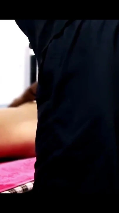 Эмоциональный момент из "Мужик массажного салона трахнул пальцами мою киску"