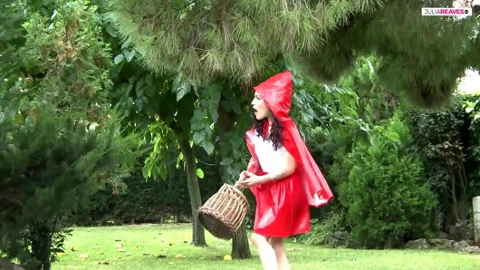 Dövmeli kız büyük bir yarak üzerinde zıplıyor ve sonra döl yiyor