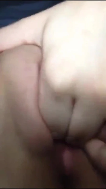 Едва достигшая совершеннолетия тинка показывает свою тугую юную киску - Joyliii