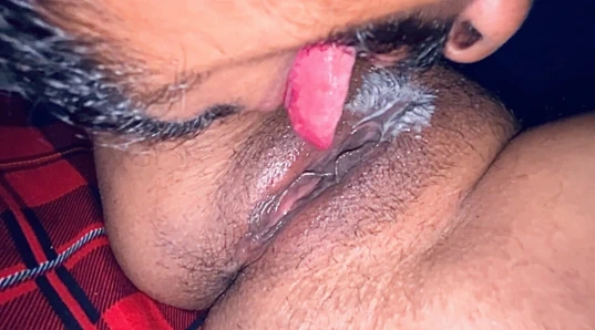First time padosi bhabhi ki chut chatkar pani nikal diya