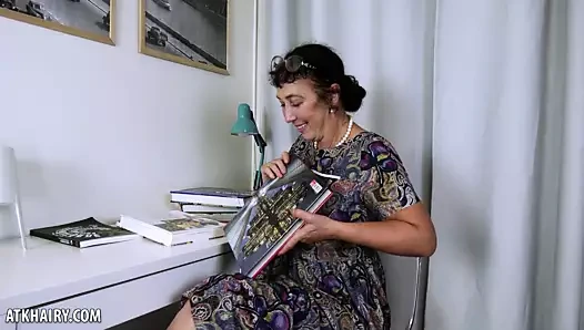 Esmeralda şeritler dışarı arasında ona elbise için parmak ona kıllı kedi