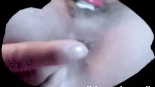 Olgun sürtükler kendilerini parmaklarıyla okşuyor ve üflemeye çalışıyor