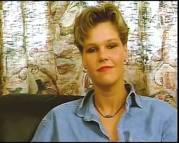 Yarak emen Alman genç kız amını parmaklatıyor