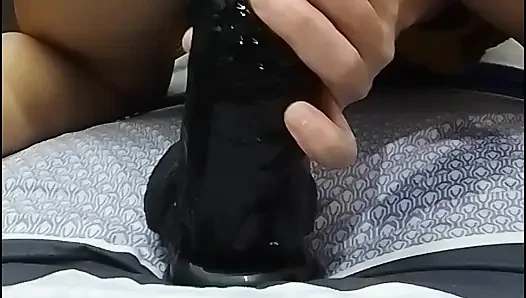 Kalın ve uzun yapay penisin tadını çıkarıyor