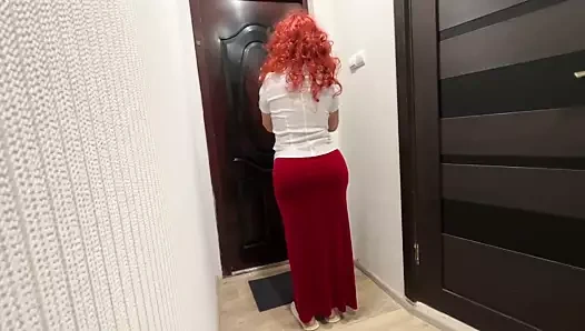 Milf bir teslimat için bekliyordu ama kıçına bir penis var