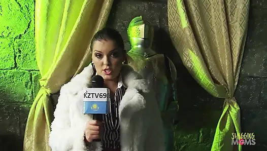 Borata ve büyük memeli arkadaşı seks zindanında aynı adamla sikişiyor