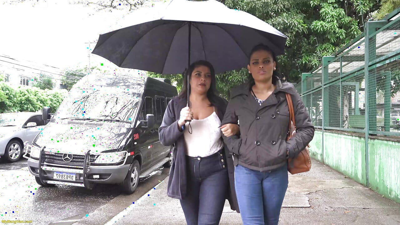 Sert Brezilyalı iri güzel kadın otobüste anal seks partisi