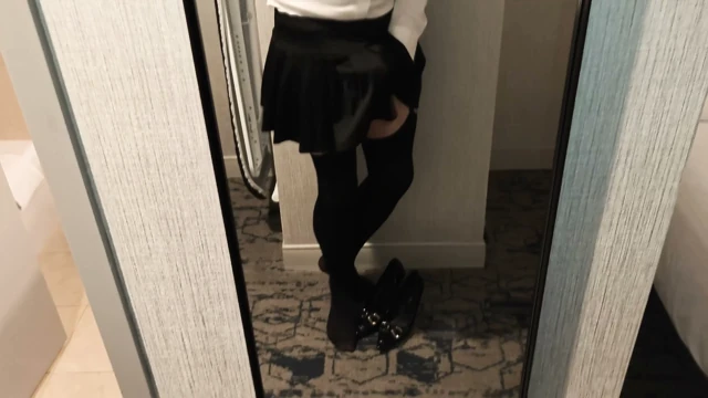Otel odasında travesti çoraplarına ve topuklu ayakkabılarına boşalıyor