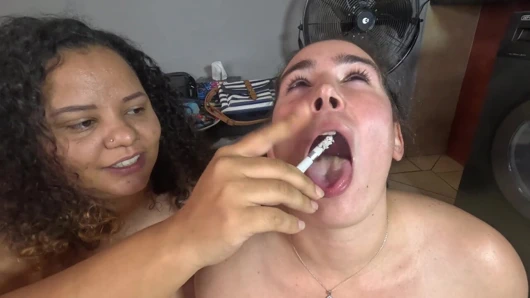 İki üstsüz iri güzel sürtük sigara içiyor ve birbirlerini insan kül tablası olarak kullanıyor