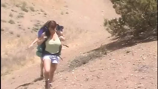 İki tıraşlı amcık lezbiyen sürtük parmakla sikişmeyi ve amcıkları yalamayı seviyor 69 tarzı