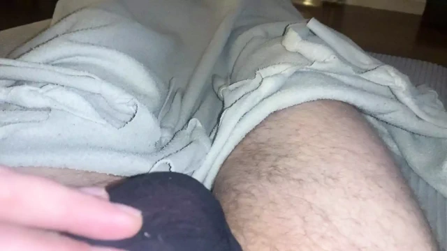 Çorapla mastürbasyon yapıyor