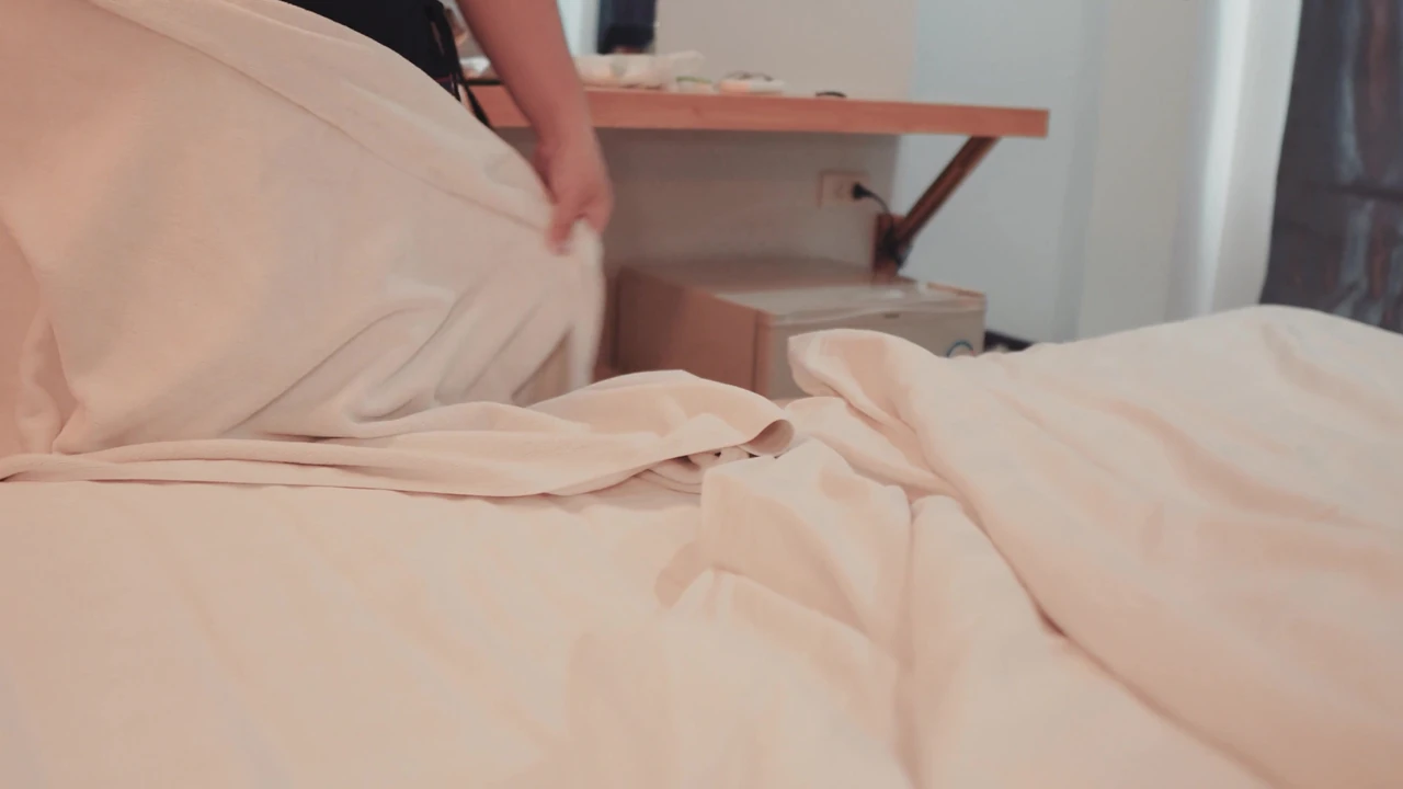 थाई होटल मसाज मैच्योर बड़े स्तनों वाली मालिश करनेवाली हाथों से चुदाई देती है