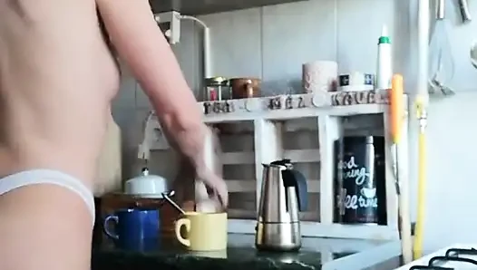 Sabah kahve yaparak başlamayı seviyorum.