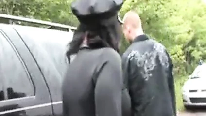 Nicolas, bir polis kadınının yolda kullandığı