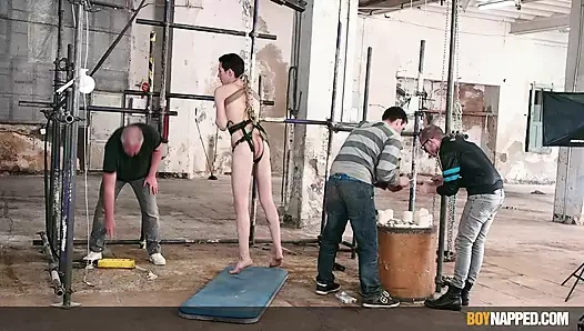 Seksi ince Jesse Evans protesto etmeden oynanıyor