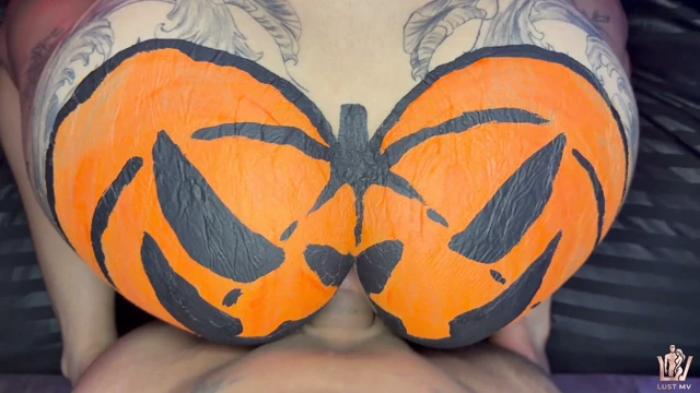 Valentina Badillo'nun büyük kıçında Cadılar Bayramı balkabağı cosplay'i