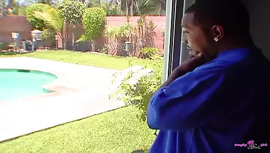 İnce zenci güzeli ateşli bir günde büyük bir yarakla sikilmeyi seviyor