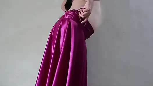 Çok net bali kız, hobisi tekrar colmek - mor ipek saten elbisemi kullanarak mastürbasyon