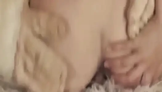 Olgun esmer orta yaşlı seksi kadın tüylü oyuncağına salya akıtarak biniyor
