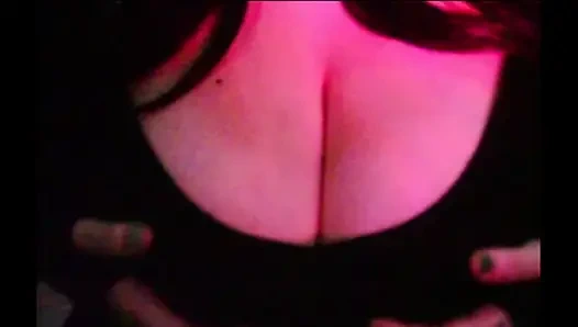 Büyük memeli tombul ateşli evli kadın büyük zenci yarağıyla oynarken hentai izliyor #11