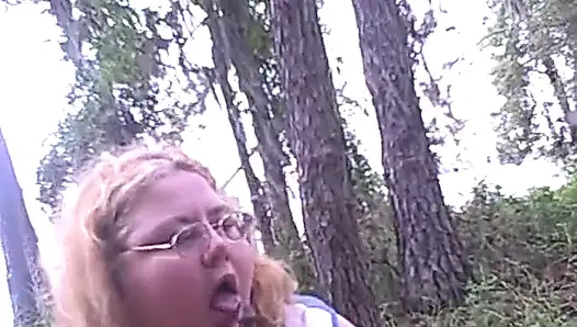 Kız arkadaşım ve ben sigara içiyor, lastik yarağa tükürüyoruz ve şaplak atıyorum