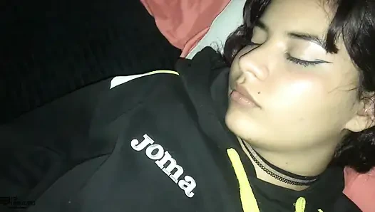 Kolombiyalı üvey anne Mafelago üvey oğlunun büyük yarağına şaşırıyor - porno en español