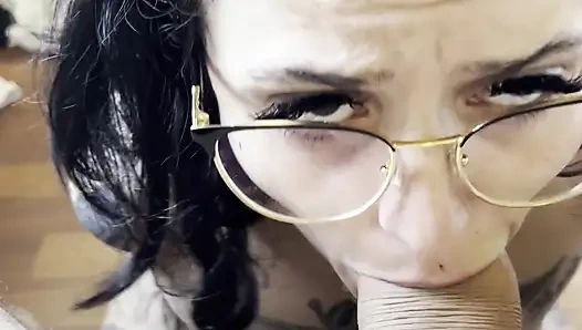 Holy Machiavelli ile iyi bir sakso çekiyor, götüne boşalma ile seks