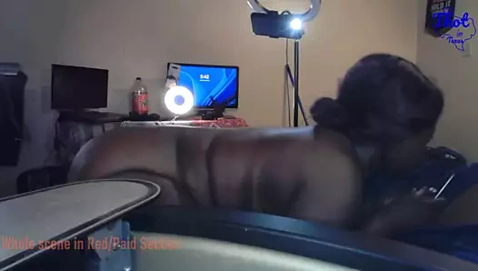 Teksaslı kadın - titrek zenci orta yaşlı seksi kadın siyah zenciyi arkadan çekiyor