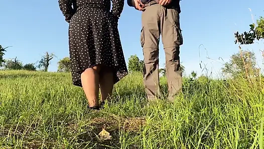 Üvey annemin amcığı bu sonbaharda açık havada işiyor