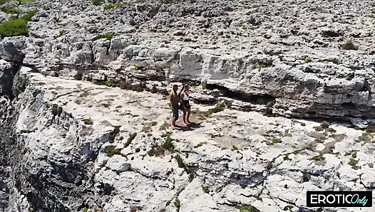 Cliffside açık havada sikişiyor - ıslak plaj sikişi