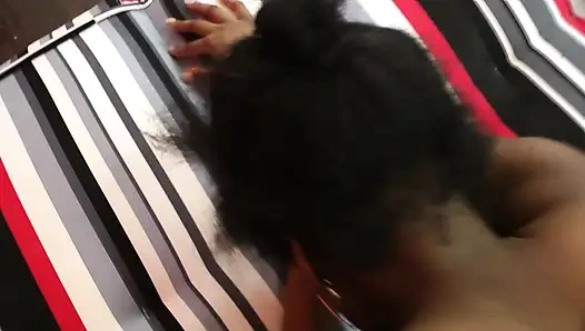 Güzel Siyah Öğrenci Oyuncu Seçimi Yapıyor