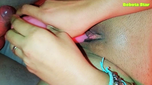 Güzel kalçalı dövmeli esmer ateşli sikişme havasında ve tüm öğleden sonra benden seks istiyor