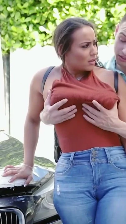 Freeuse milf - kıvrımlı latin carmela debriyaj üvey oğlunun büyük göğüsleri ve milf kedi ile oynamasına izin veriyor | Klip 1