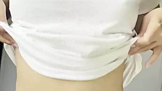 Beyaz tişörtlü meme bırakma