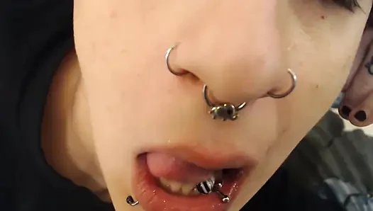 6 piercing yakın çekim oynama zamanı