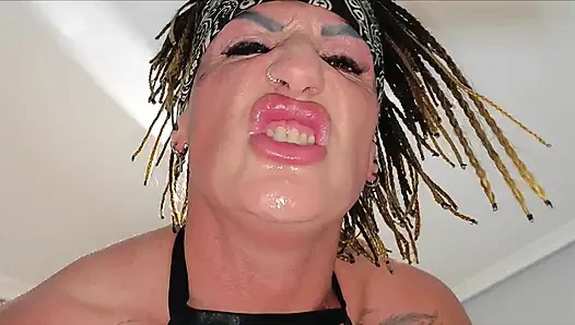 Piç beni sikiyor ve tüm dölünü yutmamı sağlıyor