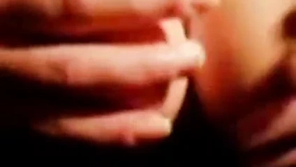 Amatör kız web kamerasında büyük göğüsleri ve kocaman dik meme uçları ile oynuyor.