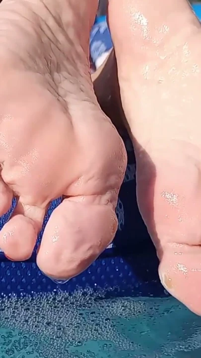 Seksi ıslak ayak tabanları, sikini ovuşturman için | Bölüm 1