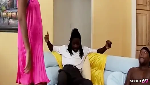 Zenci genç kız Felicia kalın siyah yaraklarla üçlü sekste orgazm olmak için sikiliyor