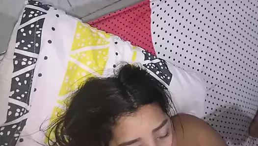 New York, Amerika Birleşik Devletleri'nden 18 yaşındaki esmer büyük sarkık memeler, üvey kardeşinin büyük aletini sikiyor