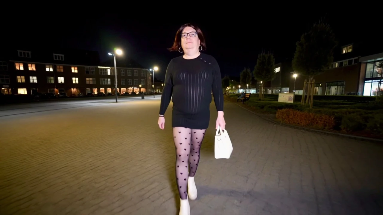 Nicki-crossdress - seksi çoraplı gece yürüyüşü için dışarıda