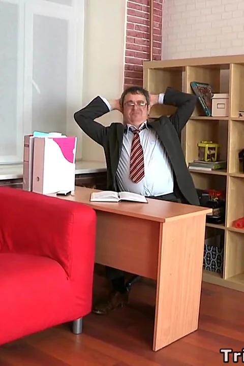 Возбужденная студентка сосет член пожилого учителя и скачет на члене, пока он не кончит