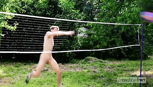 18 yaşındaki genç bir twink, yerleşik bir kas tarafından derinden becerdin