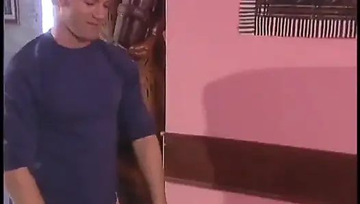 Seksi genç sarışın sıkı amcığını yalatıyor, oynuyor ve siktiriyor