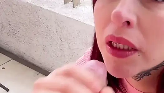 Büyük memeli orta yaşlı seksi kadın beni içine sokuyor