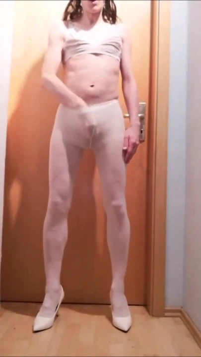 Seksi CD Bella külotlu çorabının içinde poz veriyor ve boşalıyor | Bölüm 1