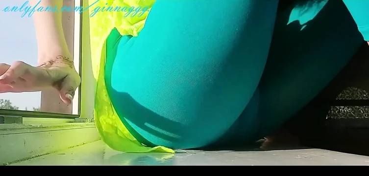 Ayak masajı ıslak ayaklar kaygan ayak parmakları hafif ayak vuruşları güzel tırnaklar pedikür seksi ginnagg