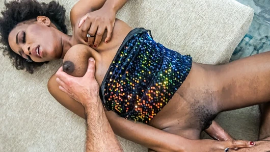 Büyük memeli zenci orta yaşlı seksi kadın ırklararası oyuncu seçmelerinde büyük yaraklı Amerikalı tarafından korunmasız sikiliyor